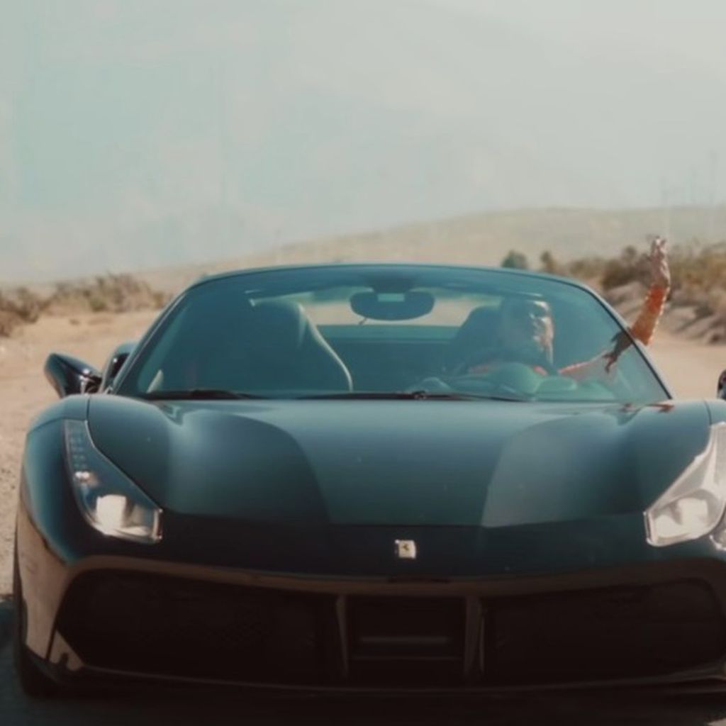 Szene aus Kehlanis Musikvideo "Open" im Ferrari