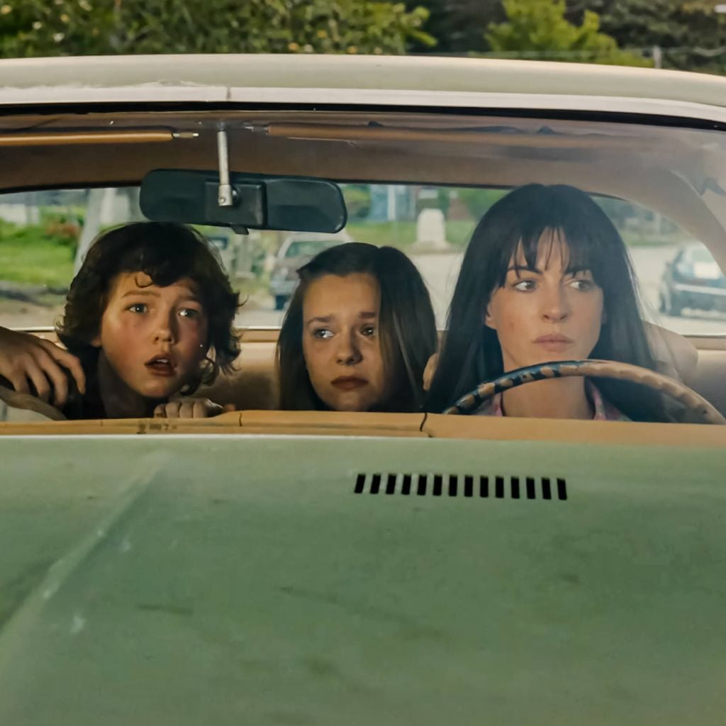 Szene aus "The End Of Oak Street" mit Ewan McGregor und Anne Hathaway