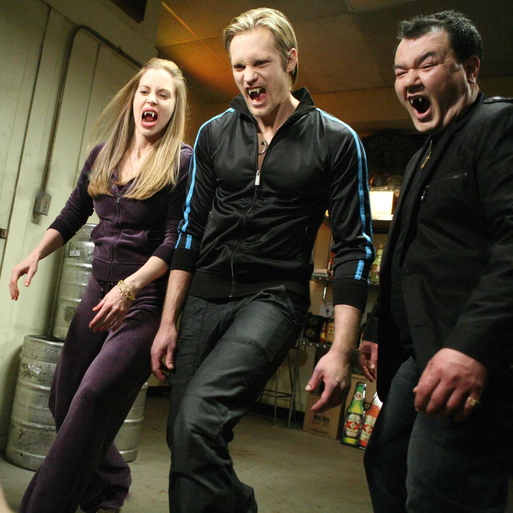 Szene aus "True Blood" mit Kristin Bauer, Alexander Skarsgard und Patrick Gallagher