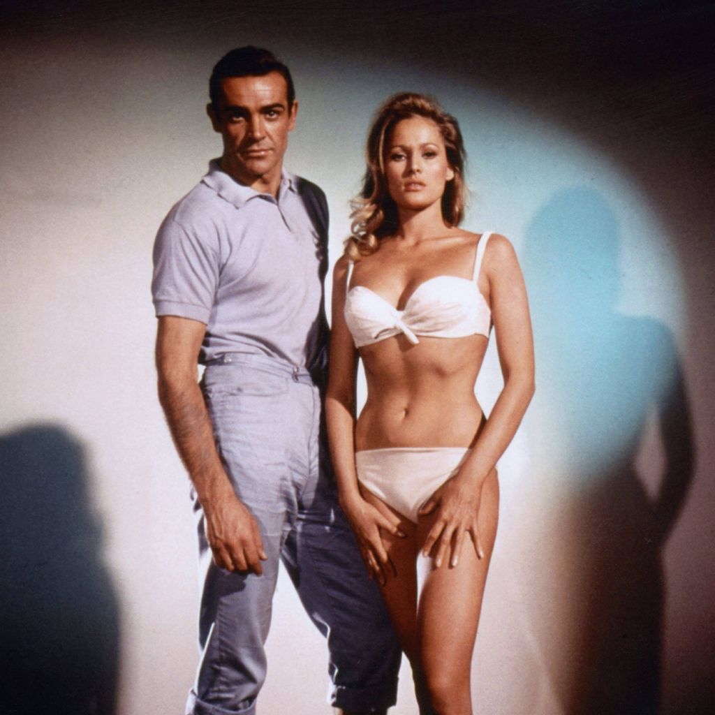 Szenenbild aus "James Bond 007 – Dr. No" mit Sean Connery als James Bond und Ursula Andress als Honey Ryder