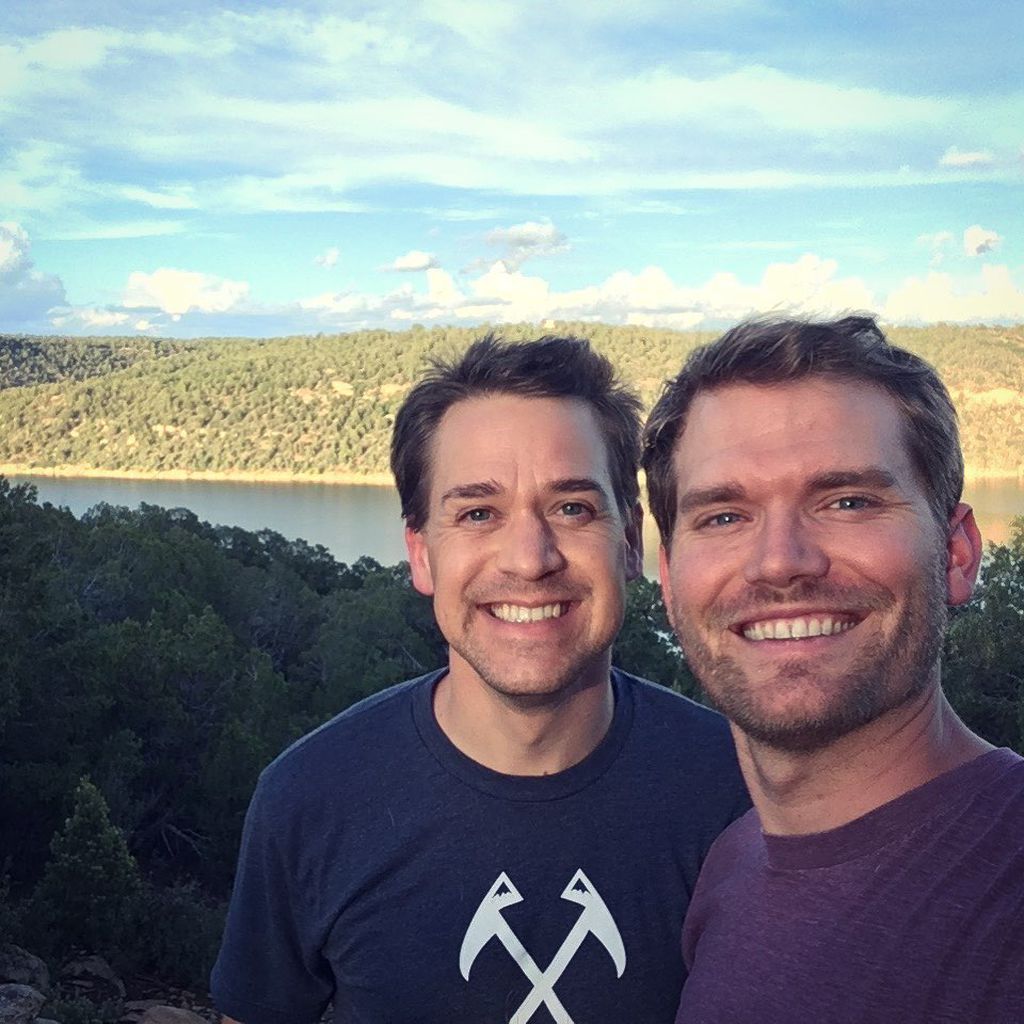 T.R. Knight und sein Ehemann Patrick Leahy in Colorado im Mai 2020