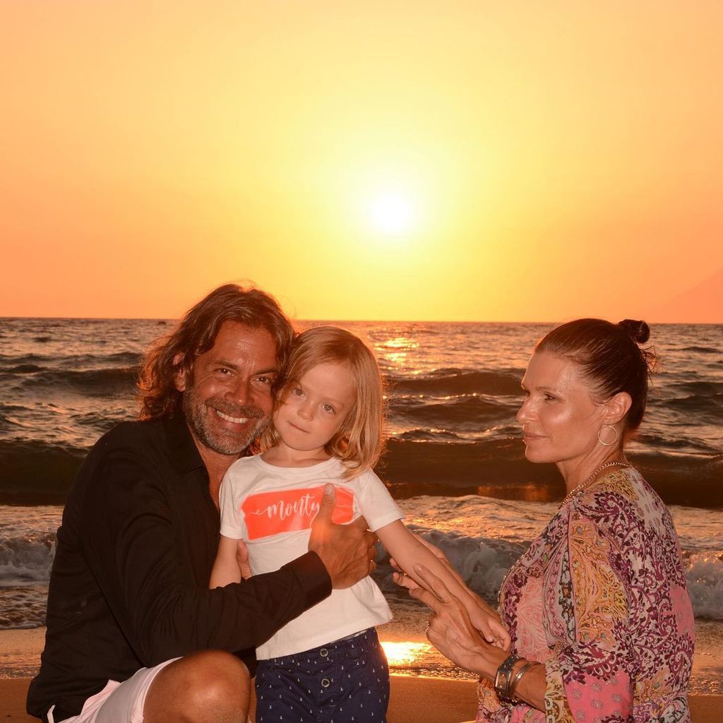 Tabea Heynig mit ihrem Ehemann und Sohn im Sommer 2021