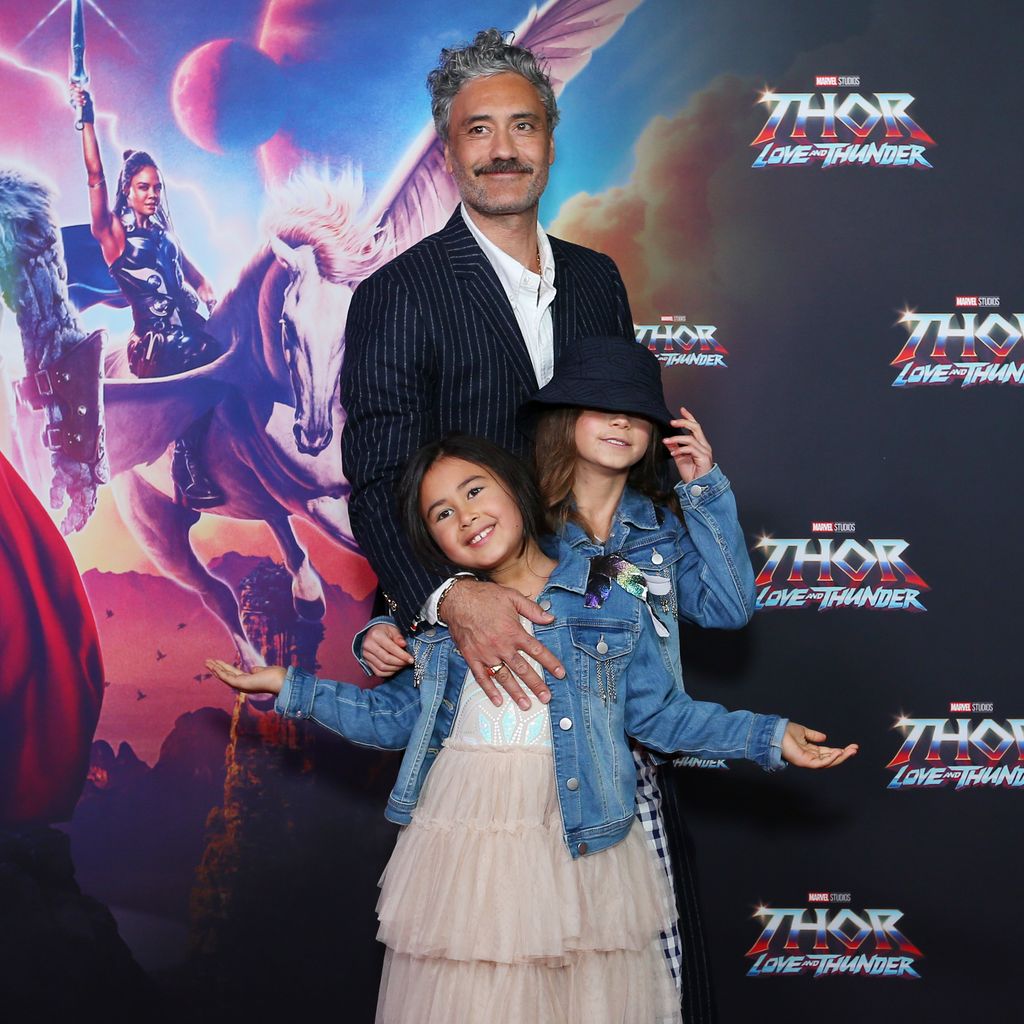 Taika Waititi mit seinen Kindern