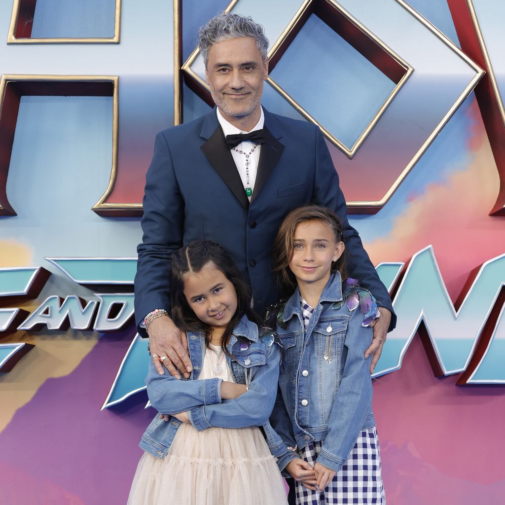 Taika Waititi mit seinen Kindern