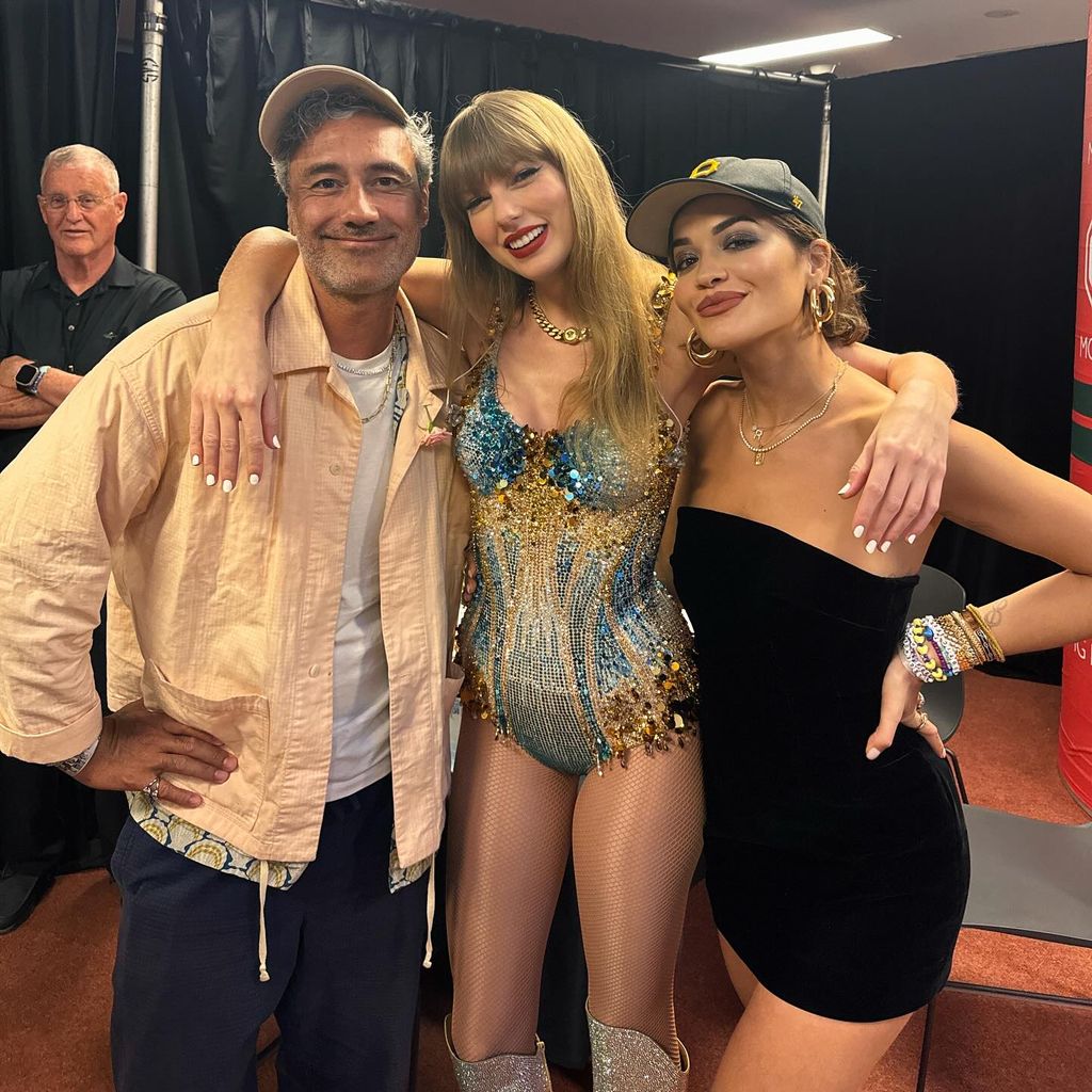 Taika Waititi, Taylor Swift und Rita Ora im Februar 2024