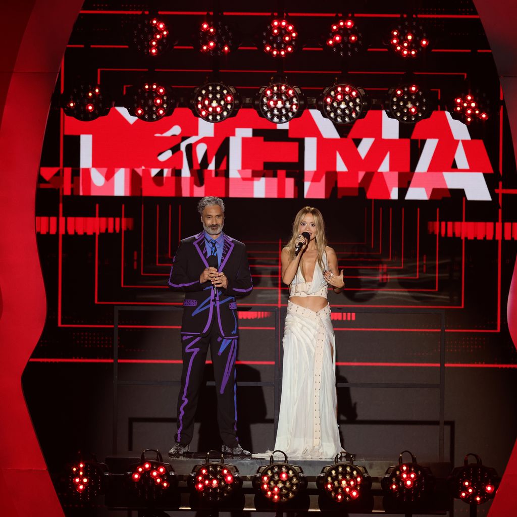 Taika Waititi und Rita Ora bei den EMAs 2022