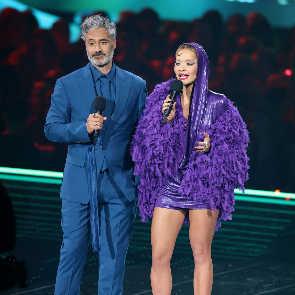 Taika Waititi und Rita Ora bei den MTV EMA 2022