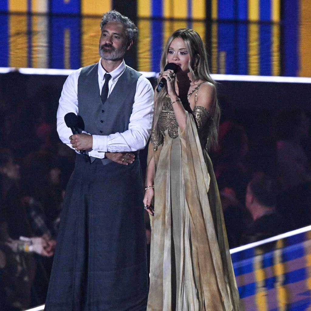 Taika Waititi und Rita Ora bei den MTV Europe Music Awards 2022