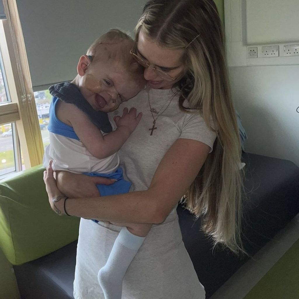 Talia Oatway mit ihrem Sohn Oakley, Juni 2024