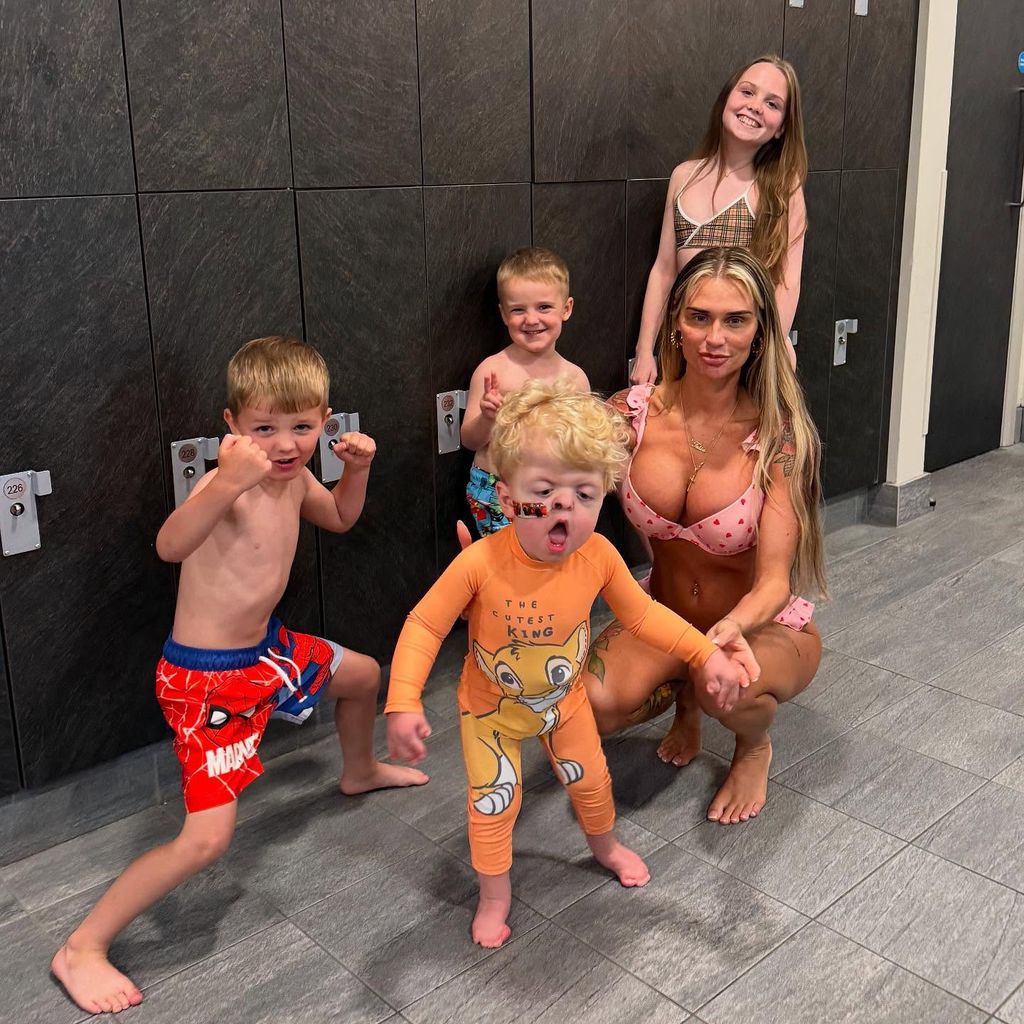 "Geordie Shore"-Star Talia Oatway mit ihren Kindern, Mai 2025