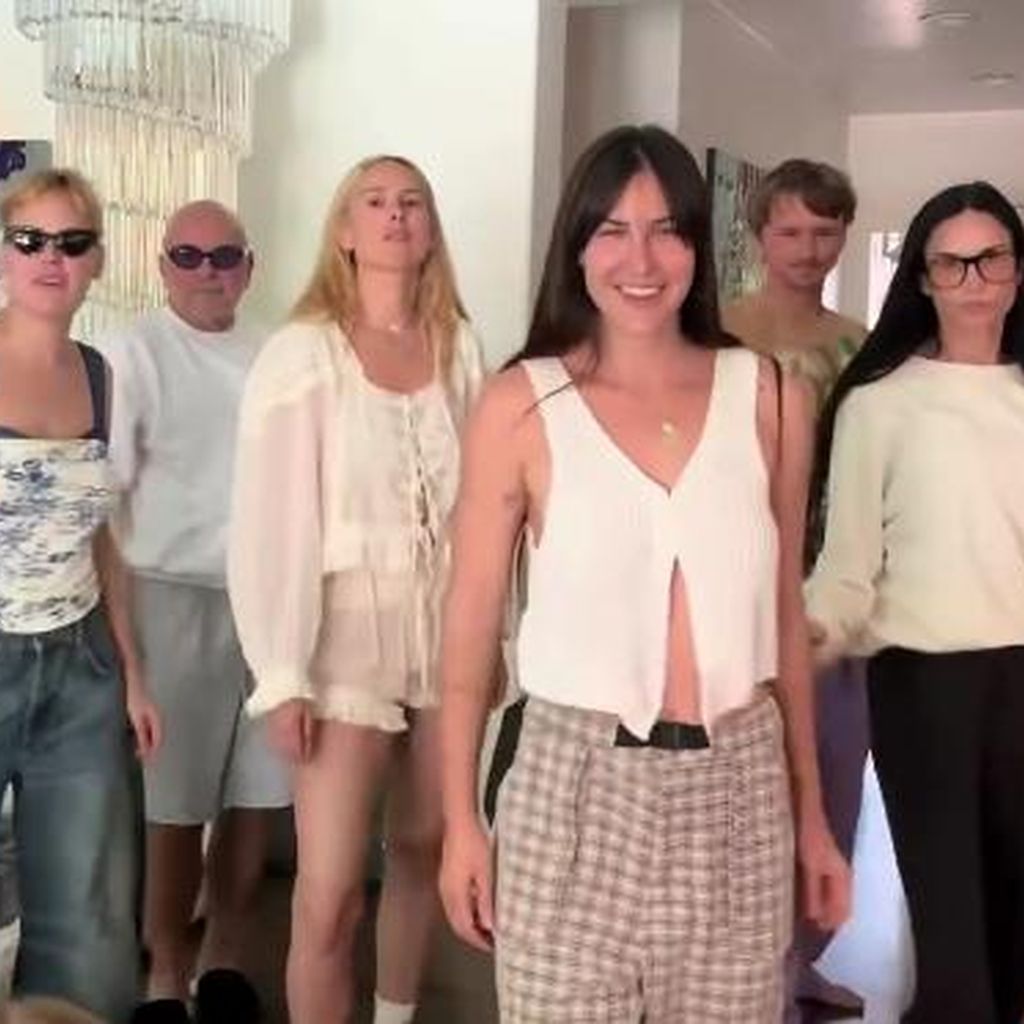 Tallulah, Rumer und Scout Willis mit Demi Moore und ihrer Familie