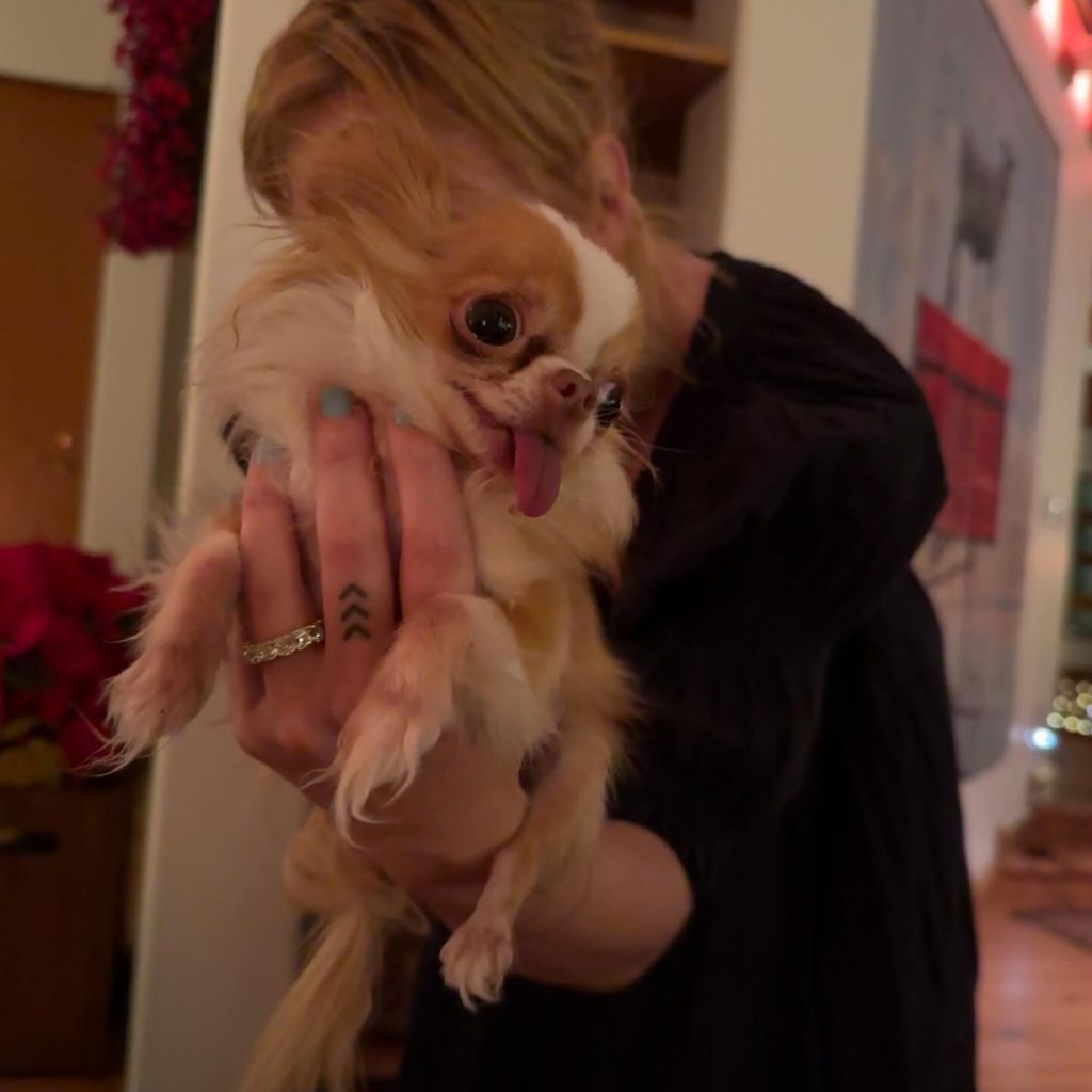 Tallulah Willis und Demi Moores Hund Pilaf im Dezember 2024