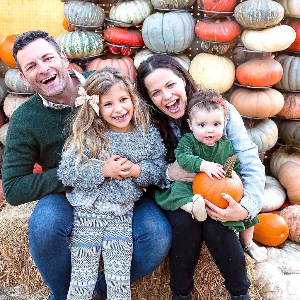 Tammin Sursok, ihr Mann und ihre Töchter Phoenix und Lennon im November 2019
