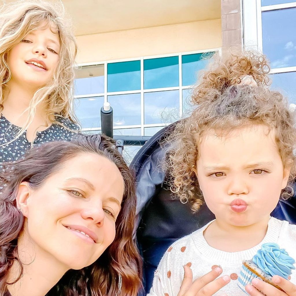Tammin Sursok und ihre Töchter im April 2022