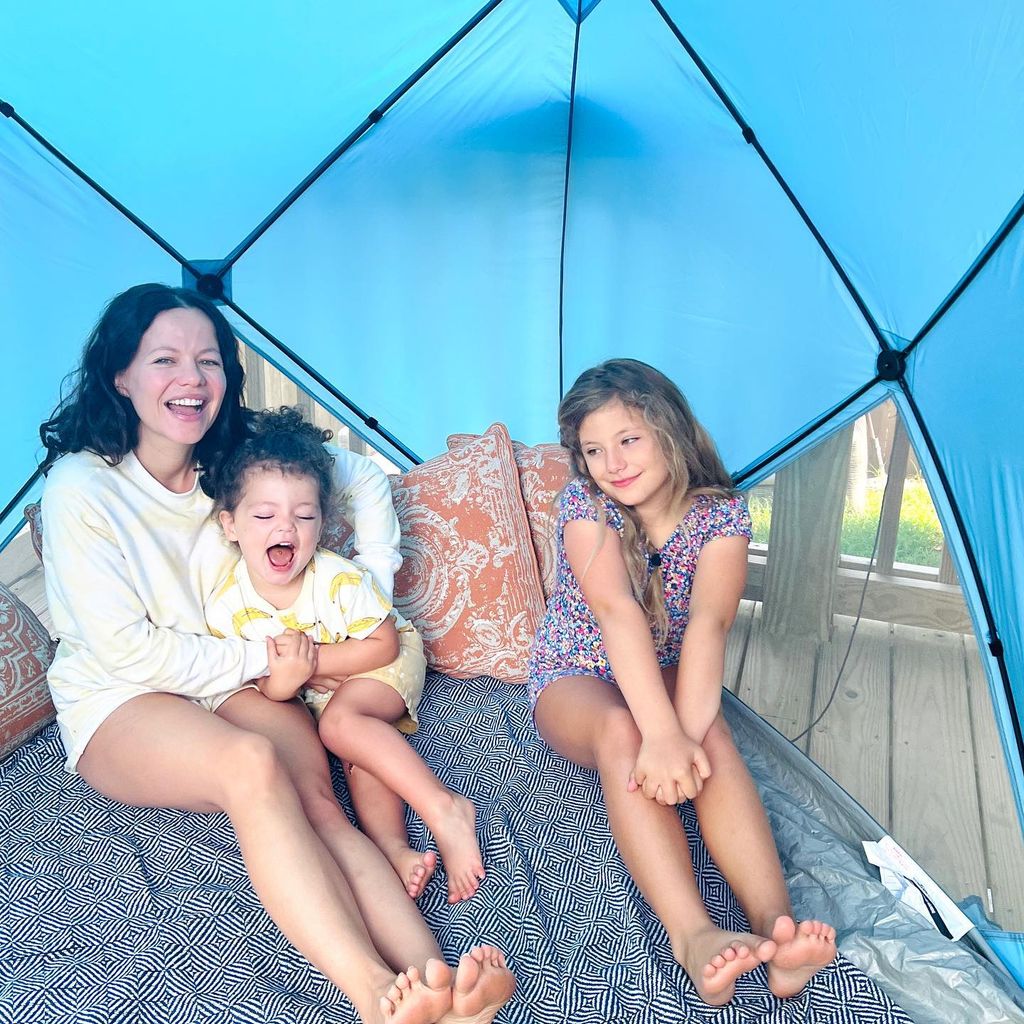 Tammin Sursok und ihre Töchter im Juli 2022