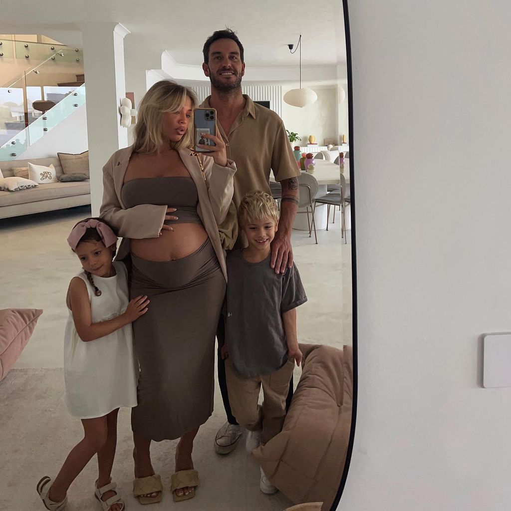 Tammy Hembrow mit ihren beiden Kindern und Matt Poole