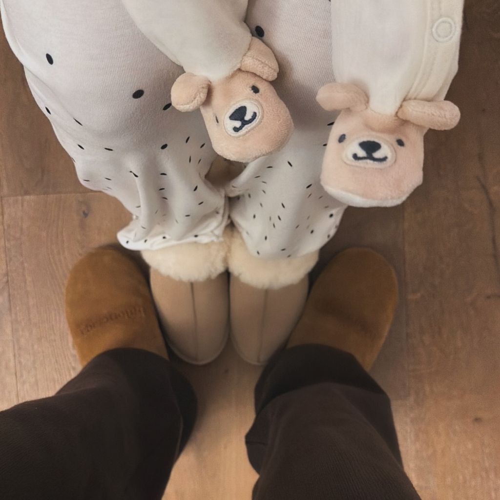 Tanja Makarićs Füße mit Baby und Unbekanntem, Dezember 2025