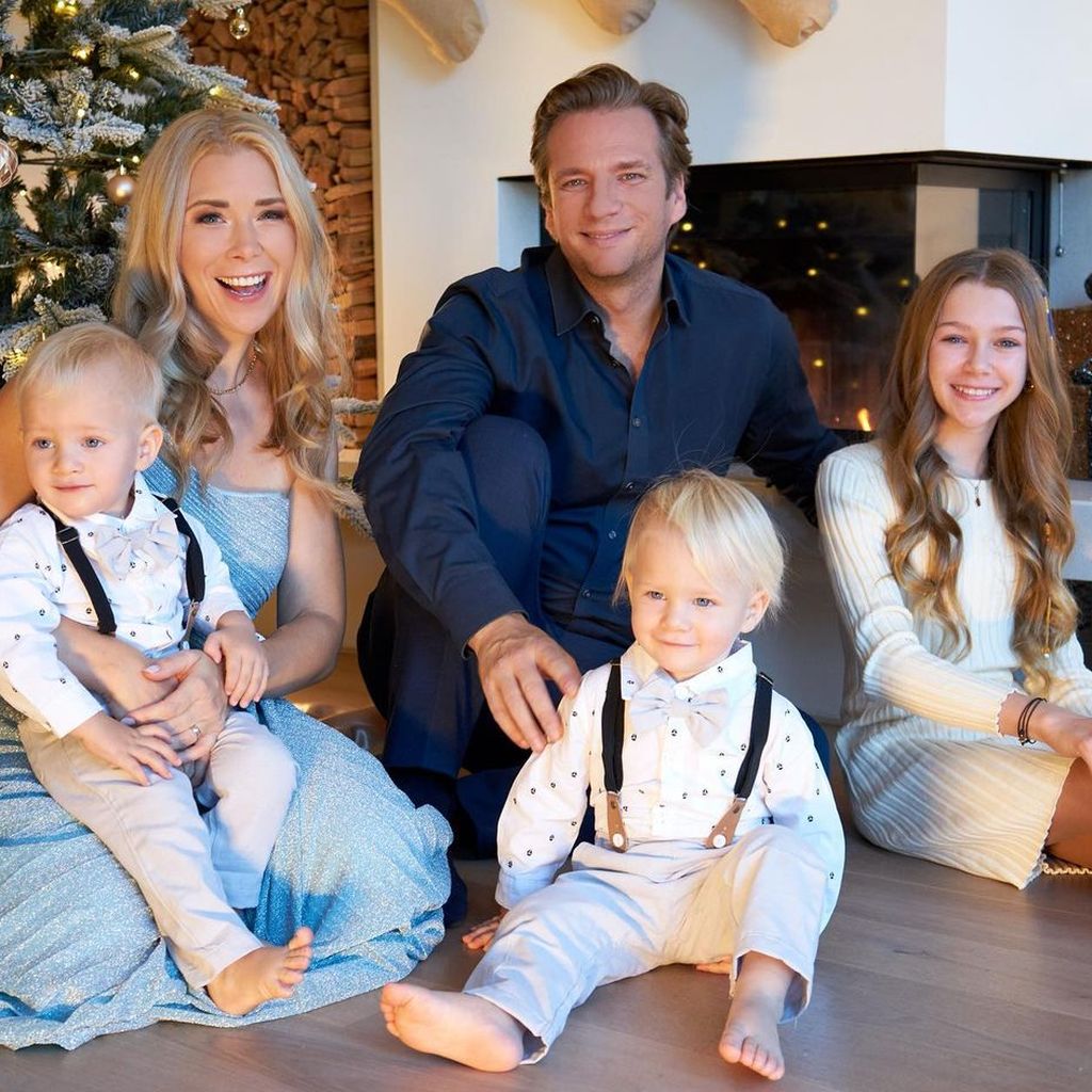 Tanja Szewczenko mit ihrem Partner Norman und ihren Kindern Jona, Leo und Luis