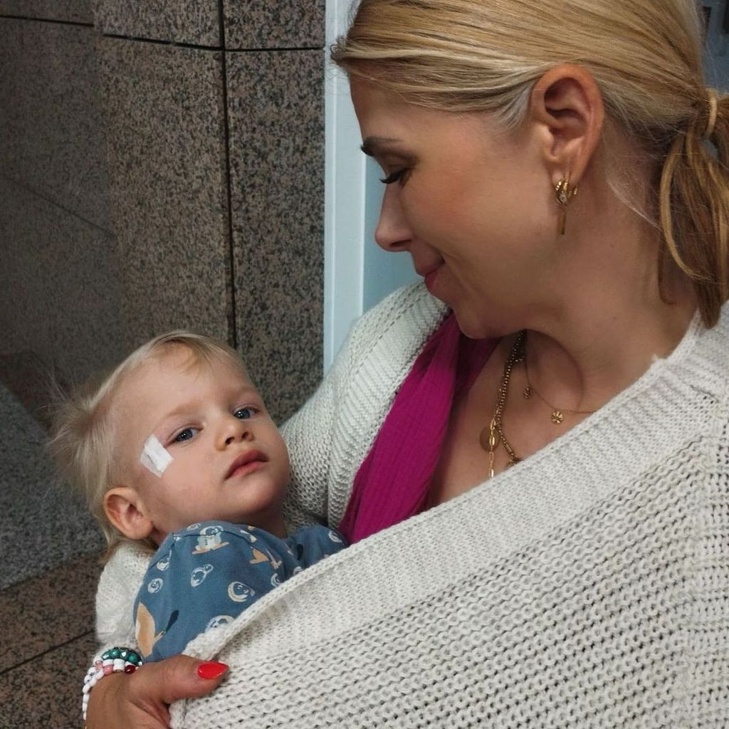 Tanja Szewczenko mit ihrem Sohn Luis, April 2023