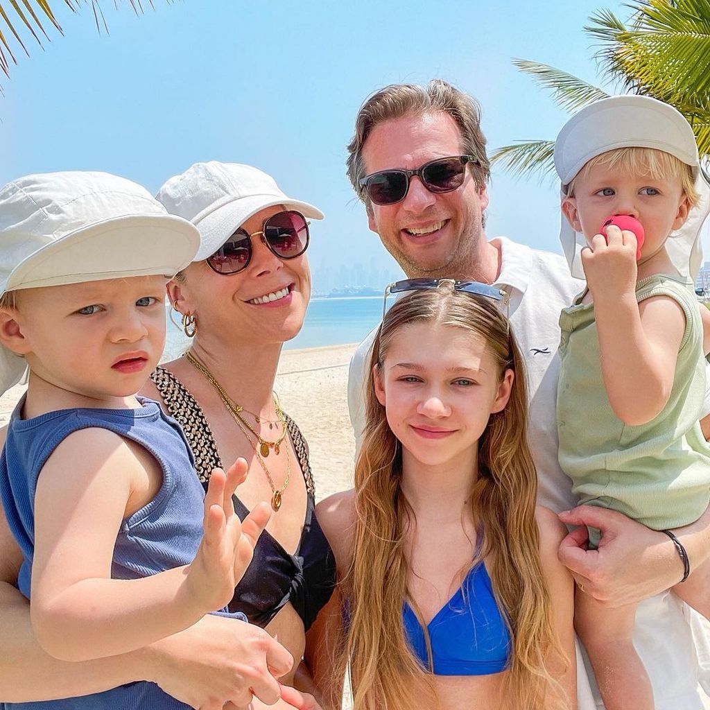 Tanja Szewczenko und Norman Jeschke mit ihren drei Kindern, Dubai 2023