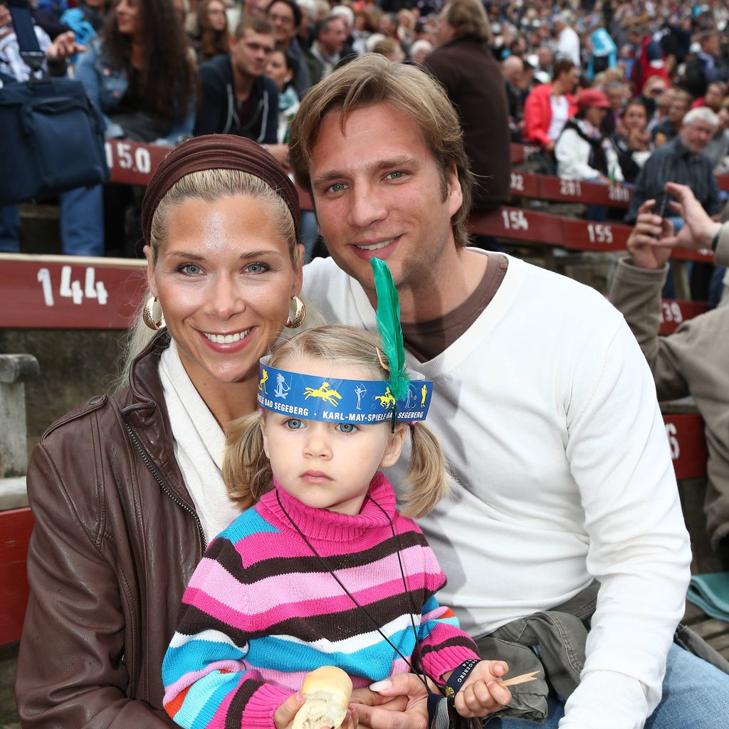 Tanja Szewczenko mit Tochter Jona und Norman Jeschke bei den Karl May Festpielen