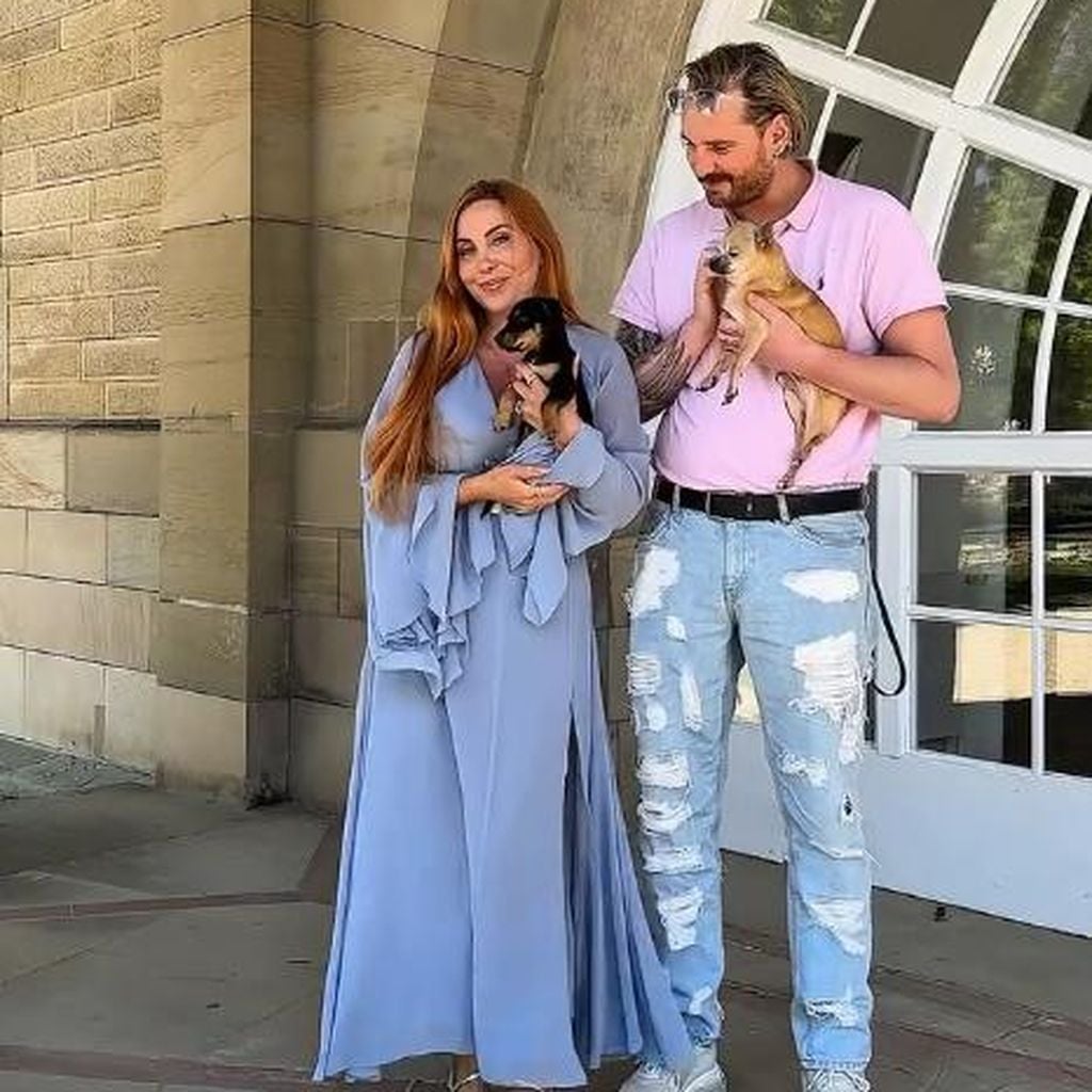 Tara Tabitha und Dennis Lodi mit ihrem neuen Hund (links), April 2026