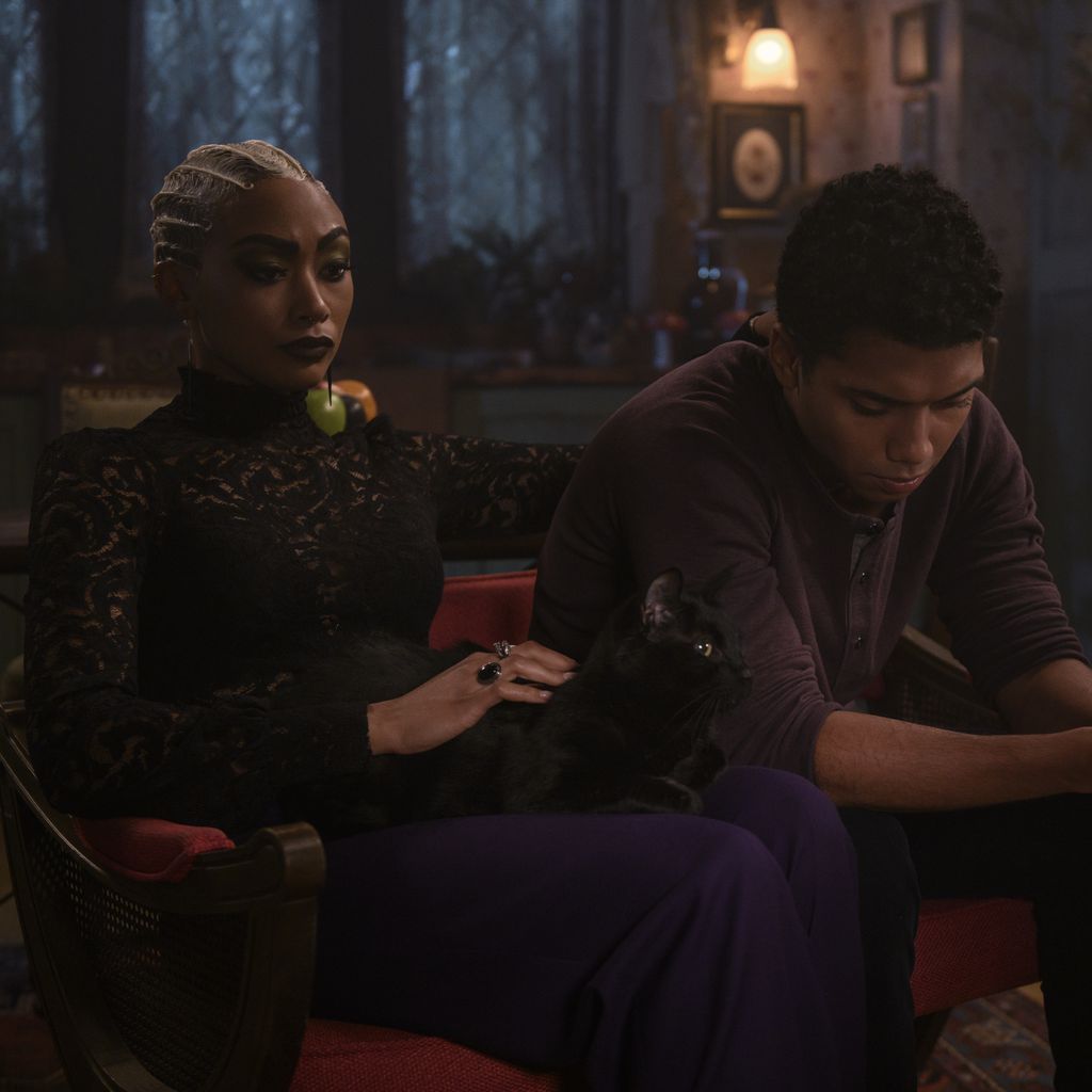 Tati Gabrielle und Chance Perdomo in "The Chilling Adventures of Sabrina"