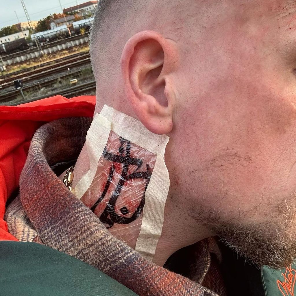 Bonez MC präsentiert auf Instagram das frisch gestochene Bushido-Logo