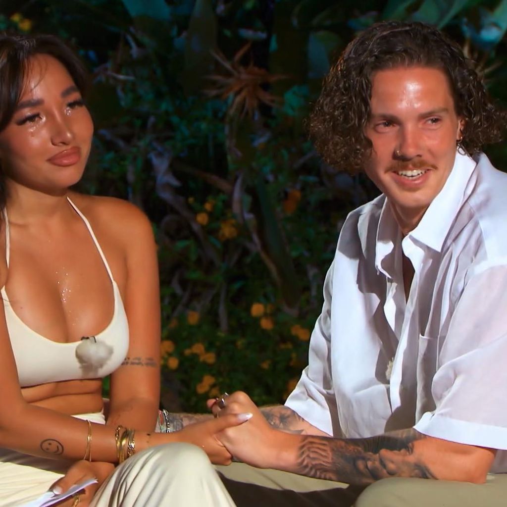Tatum Sara und Louis Streich beim "Temptation Island"-Lagerfeuer