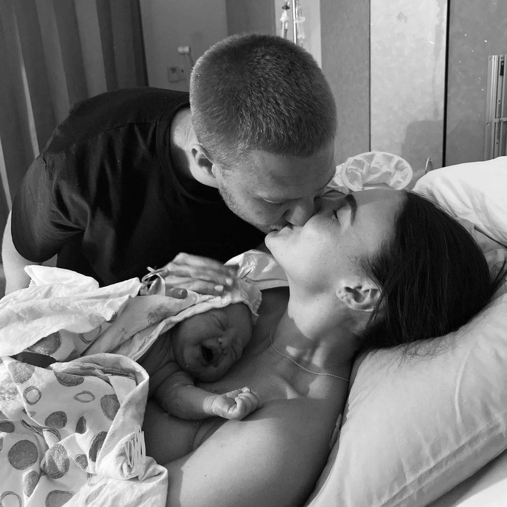 Tayla Damir und Nathan Broad mit ihrem Baby