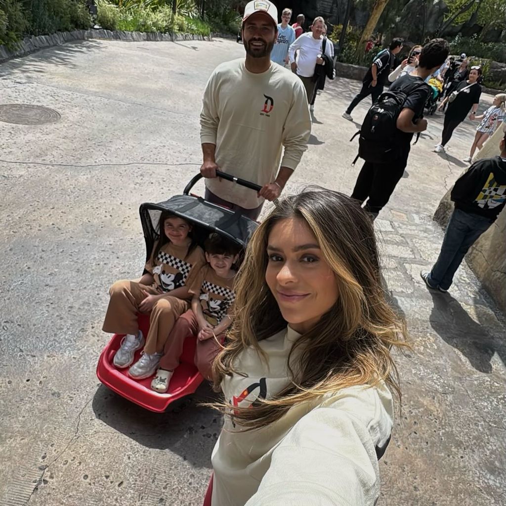 Taylor Frankie Paul mit Dakota Mortensen und ihren Kindern Indy und Ocean