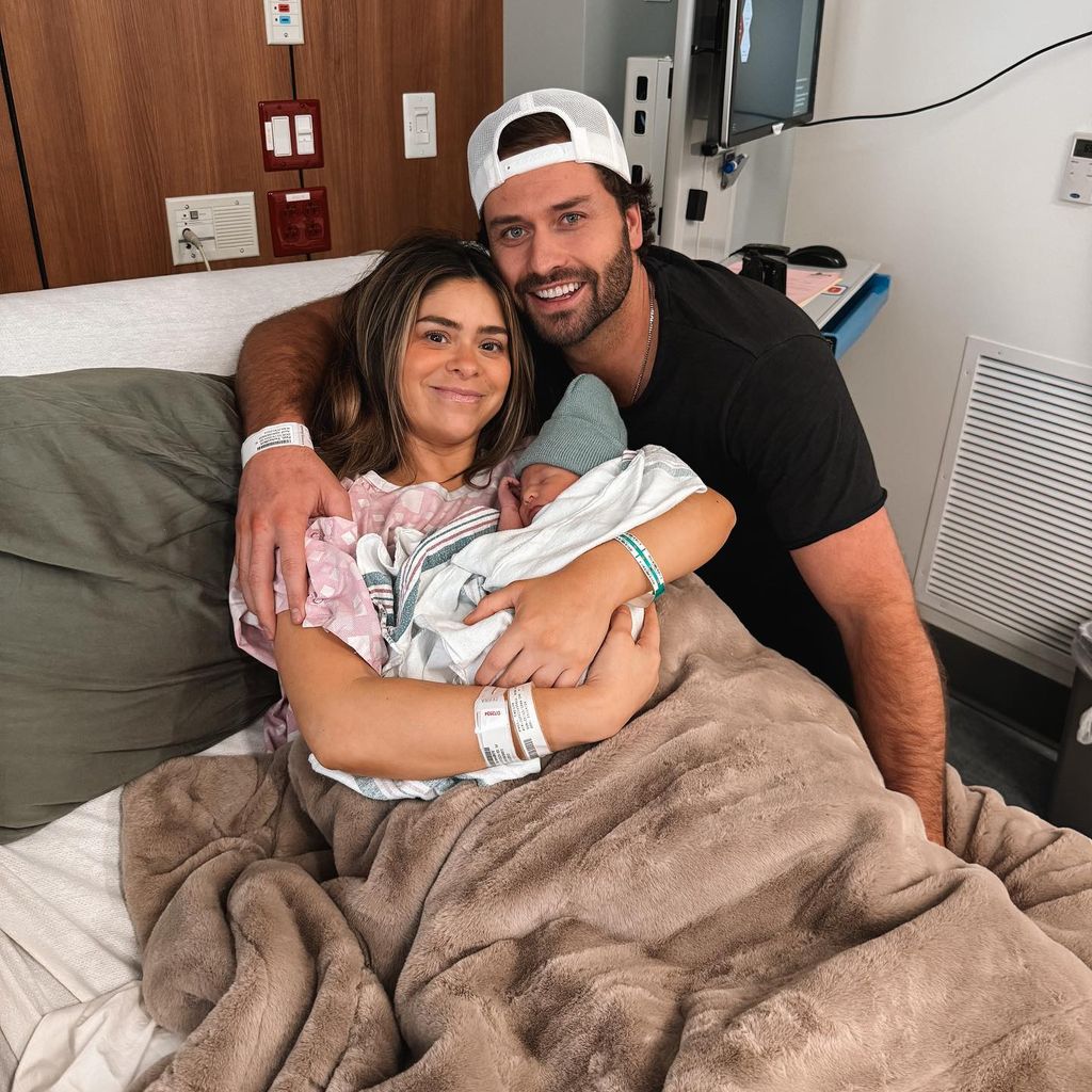 Taylor Frankie Paul und Dakota Mortensen mit ihrem neu geborenen Baby