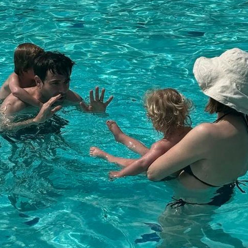 Taylor Goldmith, Mandy Moore und ihre Kinder im Pool, 2024
