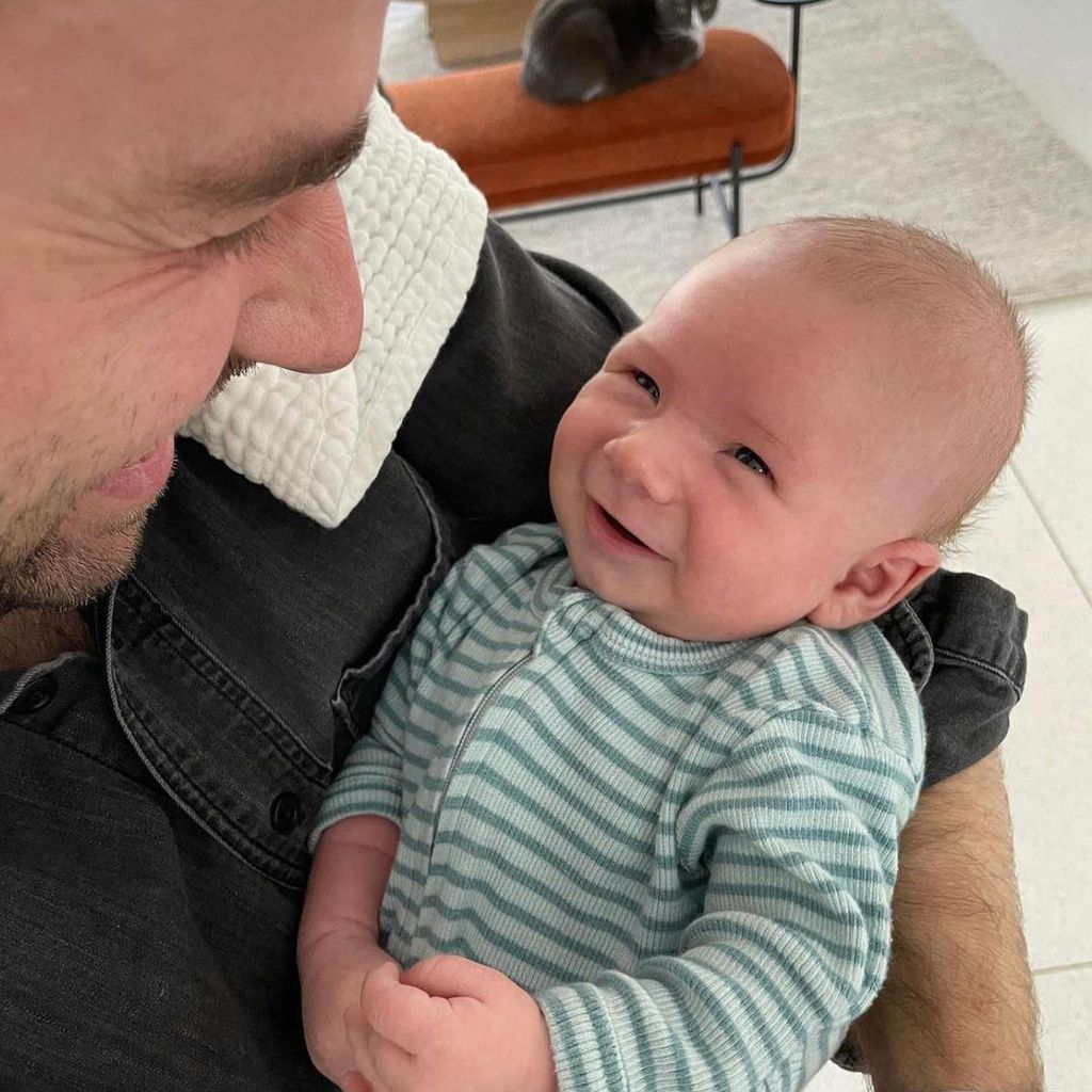 Taylor Goldsmith mit seinem Sohn August im März 2021