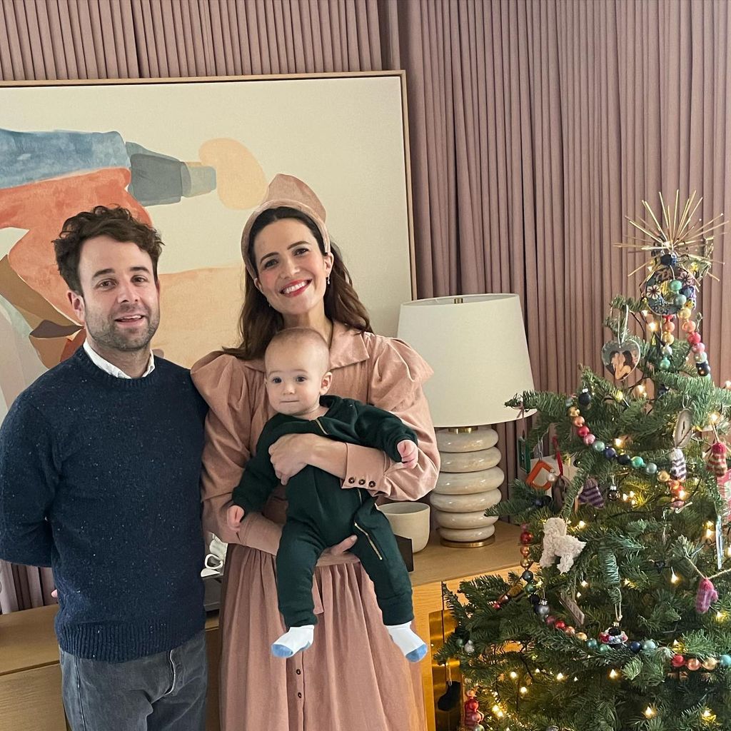 Taylor Goldsmith und Mandy Moore mit ihrem Sohn August im Dezember 2021