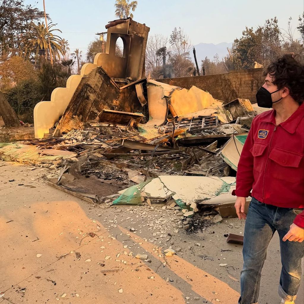 Taylor Goldsmith vor der Brandruine seines Hauses