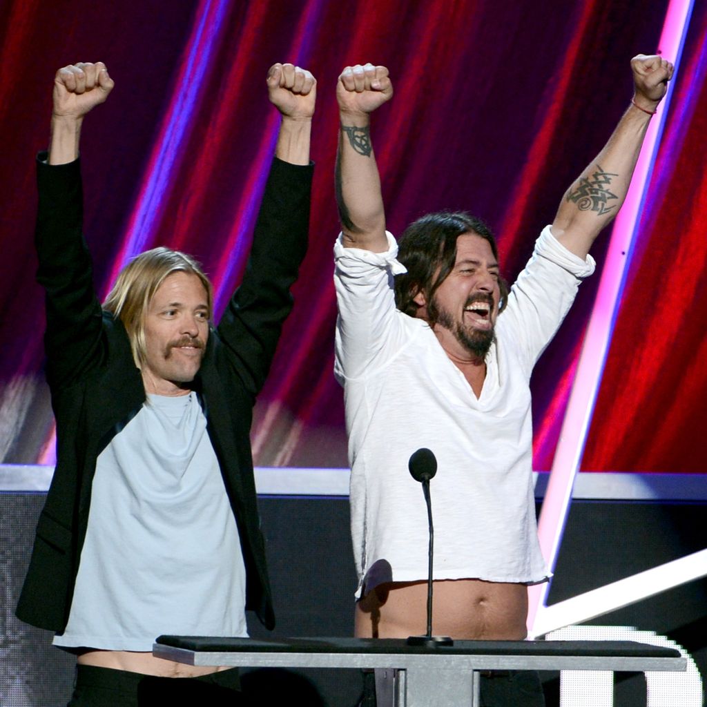 Taylor Hawkins und Dave Grohl im April 2013