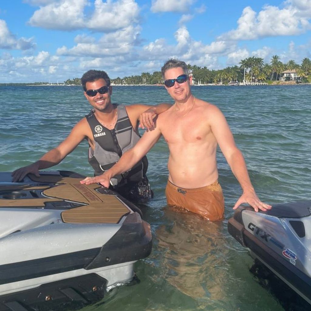 Taylor Lautner und Jason Kennedy im Oktober 2022 in Miami