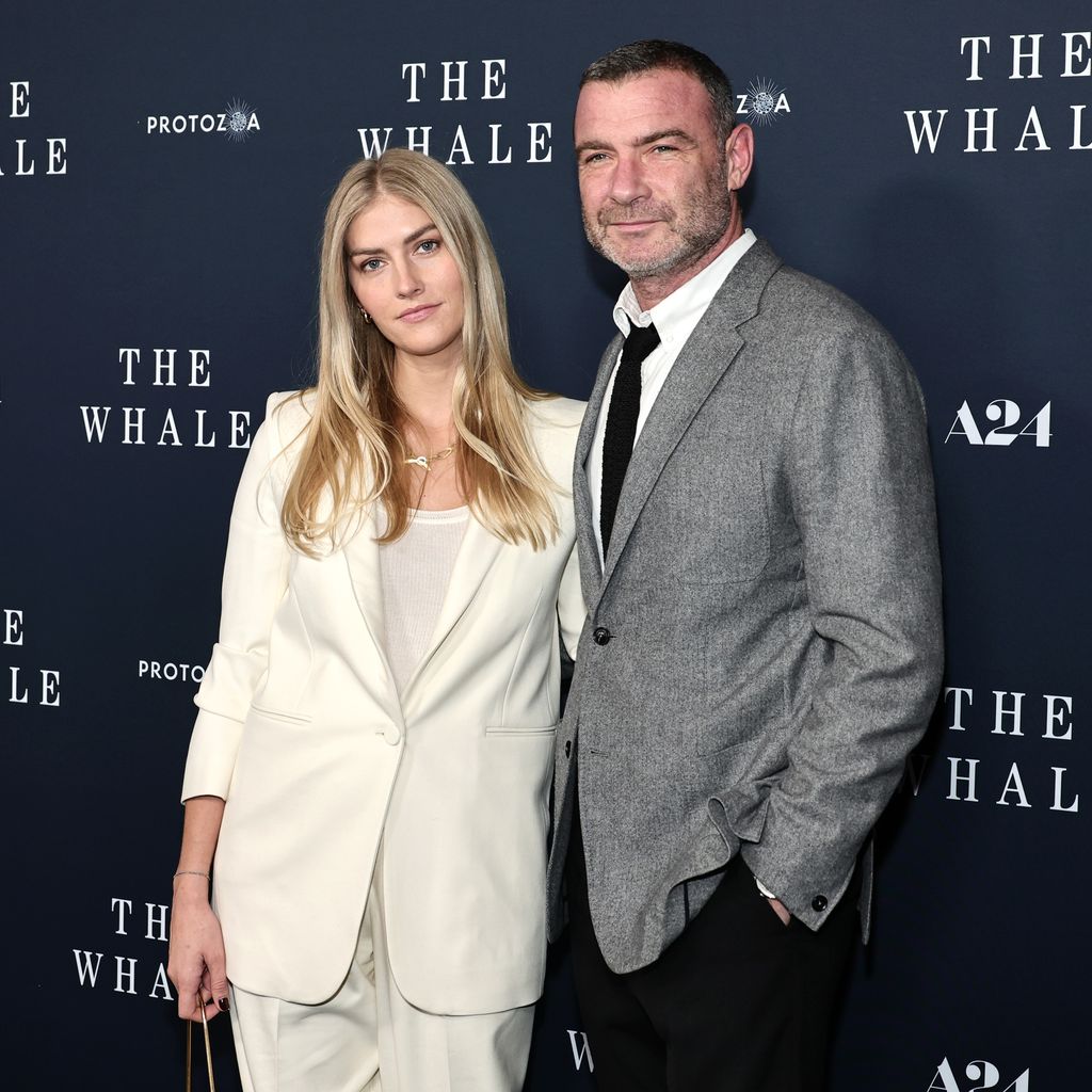 Taylor Neisen und Liev Schreiber im November 2022