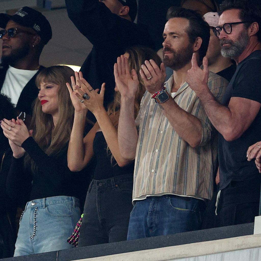 Taylor Swift, Blake Lively, Ryan Reynolds und Hugh Jackman bei einem NFL-Spiel, Oktober 2023
