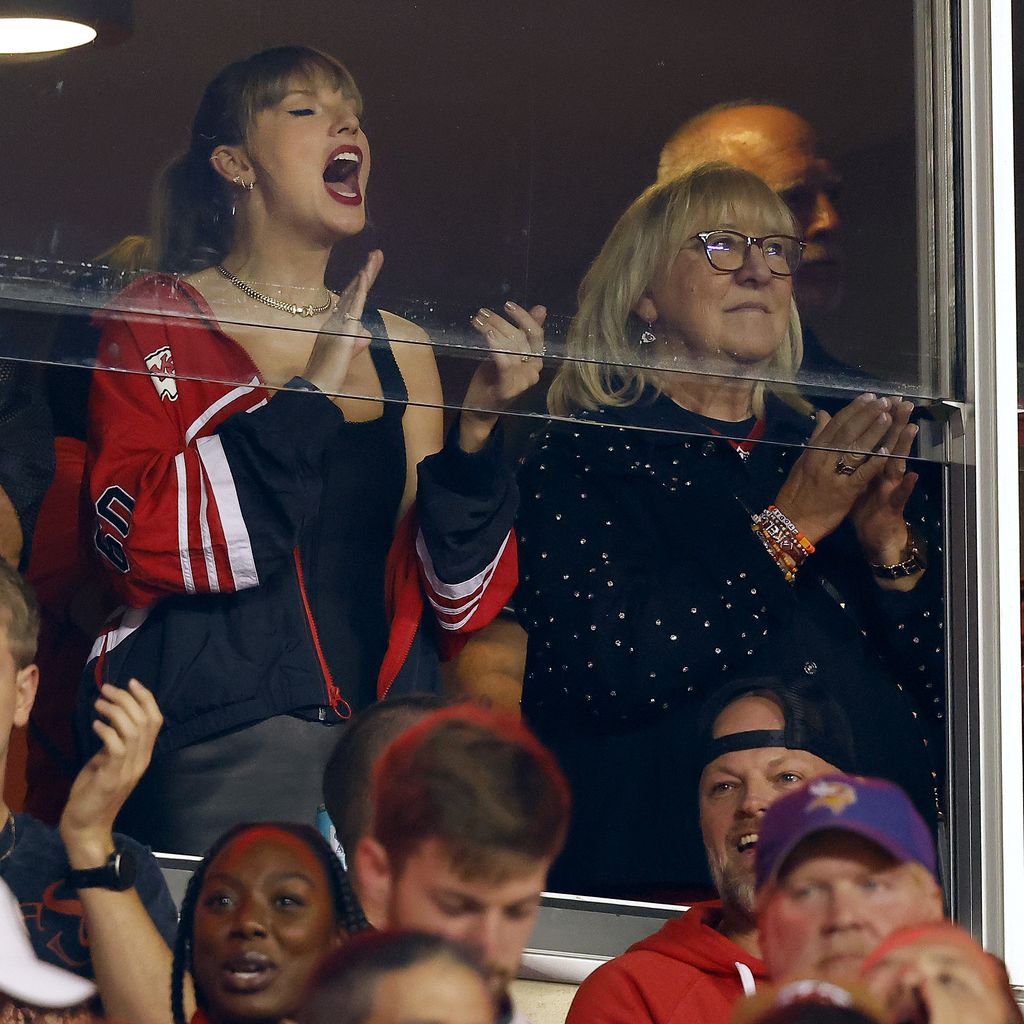 Taylor Swift neben Donna Kelce beim Spiel der Chiefs gegen die Broncos