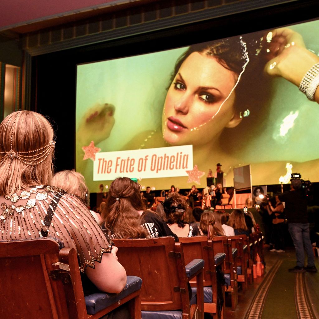Taylor-Swift-Fans hören bei einem Listening-Event im Astor Theatre in Melbourne Songs aus "The Life of a Showgirl"