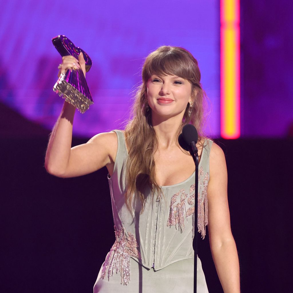 Taylor Swift nimmt bei den iHeartRadio Music Awards 2026 in Los Angeles den Preis für das Popalbum des Jahres entgegen.
