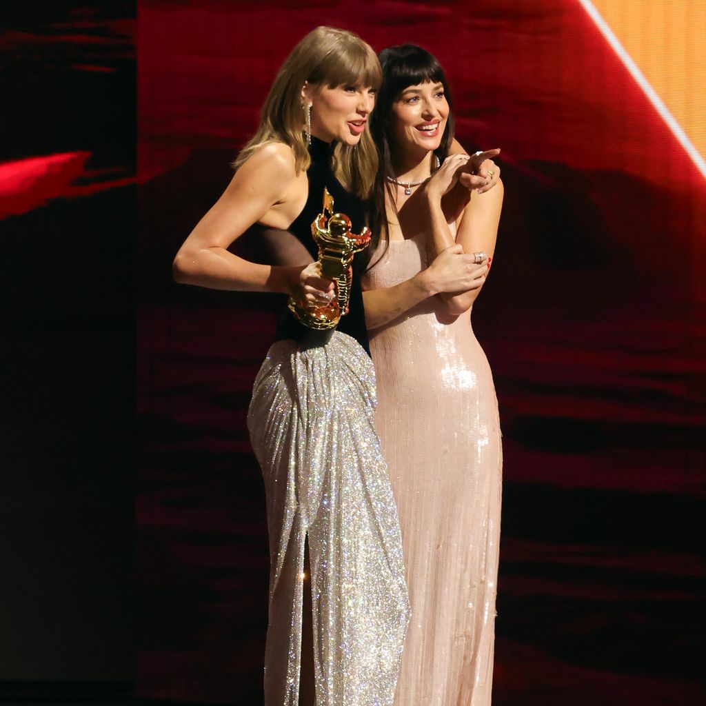 Taylor Swift nimmt bei den VMAs 2026 im Peacock Theater eine Auszeichnung von Dakota Johnson entgegen