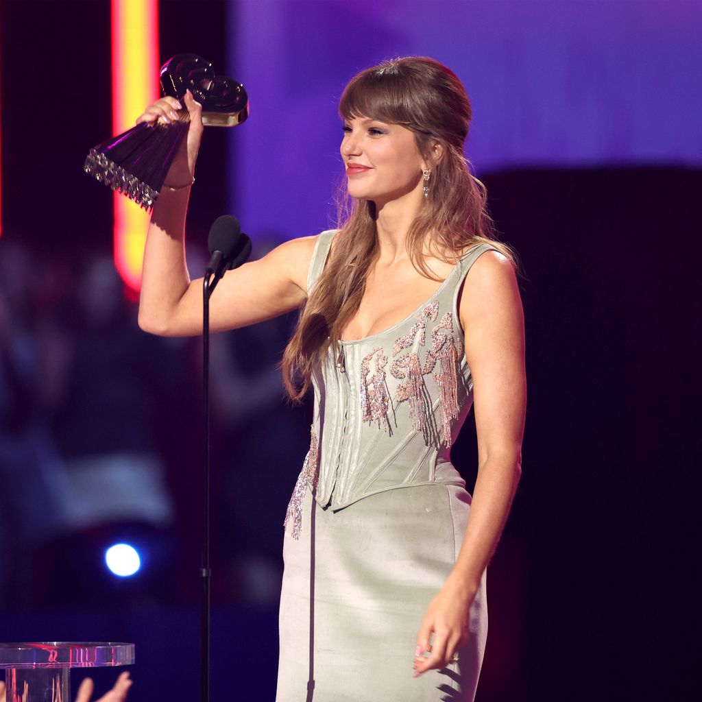 Taylor Swift bei den iHeartRadio Music Awards im Dolby Theatre, nachdem sie den Preis für Pop-Album des Jahres entgegennimmt