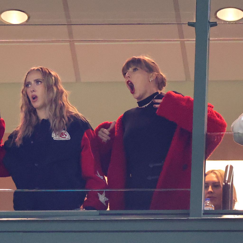 Taylor Swift mit Brittany Mahomes (m) und Lyndsay Bell (l)