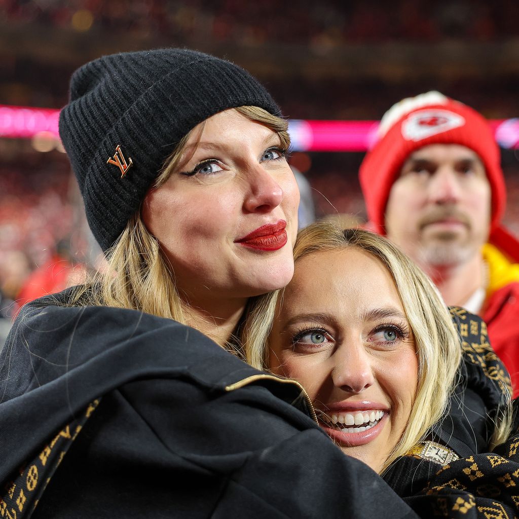 Taylor Swift und Brittany Mahomes feiern zusammen einen Sieg der Kansas City Chiefs