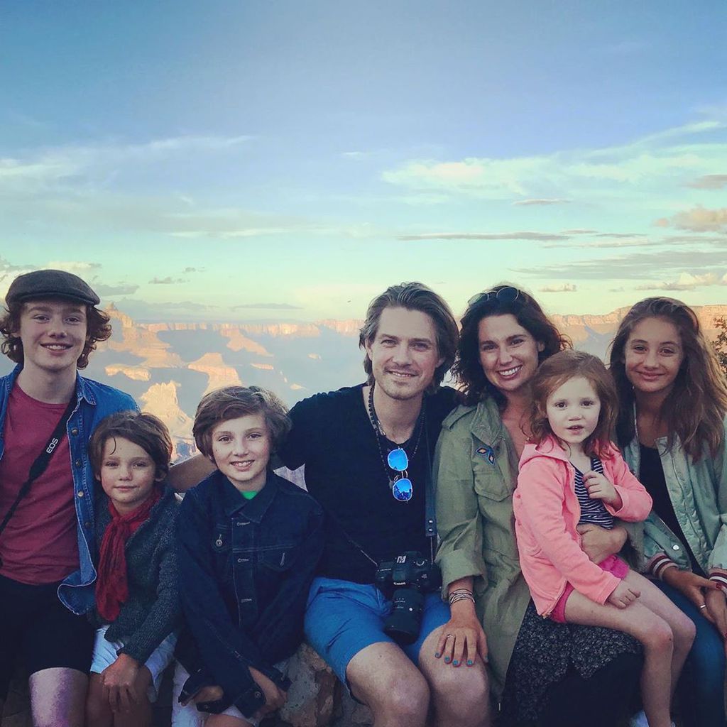 Taylor und Natalie Hanson mit ihren Kindern