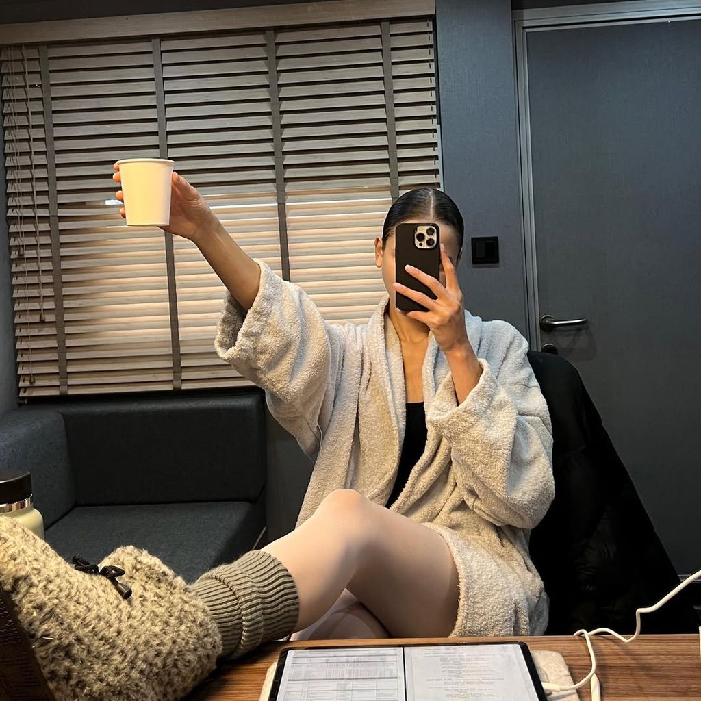 Taynara Silva-Wolf am Set von "Der Palast", 2024