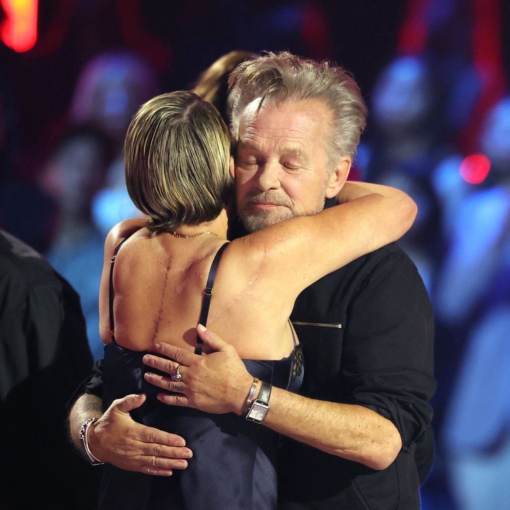 Teddi Mellencamp Arroyave überreicht John Mellencamp den iHeartRadio Icon Award bei den iHeartRadio Music Awards 2026